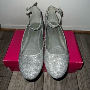 Size 7: Silver/ Glitter Revona Dream Pairs Flats